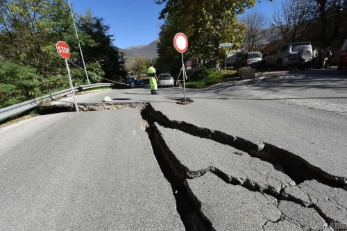 植筋胶在混凝土道路裂缝修补施工中不可或缺！