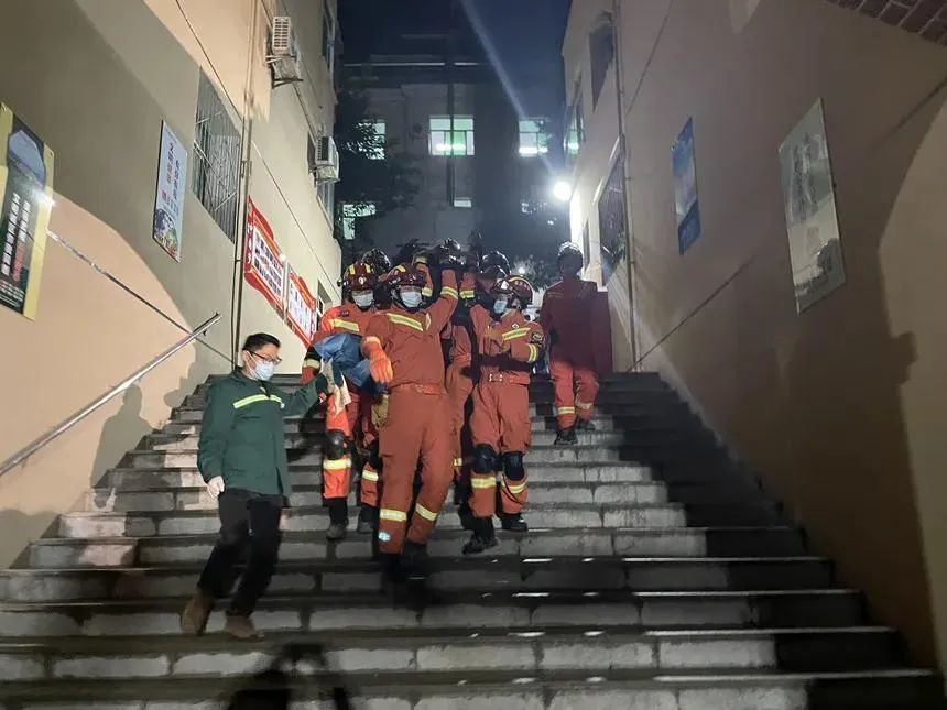 碳纤维布加固｜重庆某食堂发生坍塌事故致10人受伤！