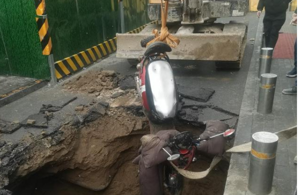 植筋加固｜郑州某地道路突然塌陷一对母女掉入坑内！