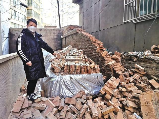 碳纤维布加固｜兰州某小区围墙倒塌砸损4辆车